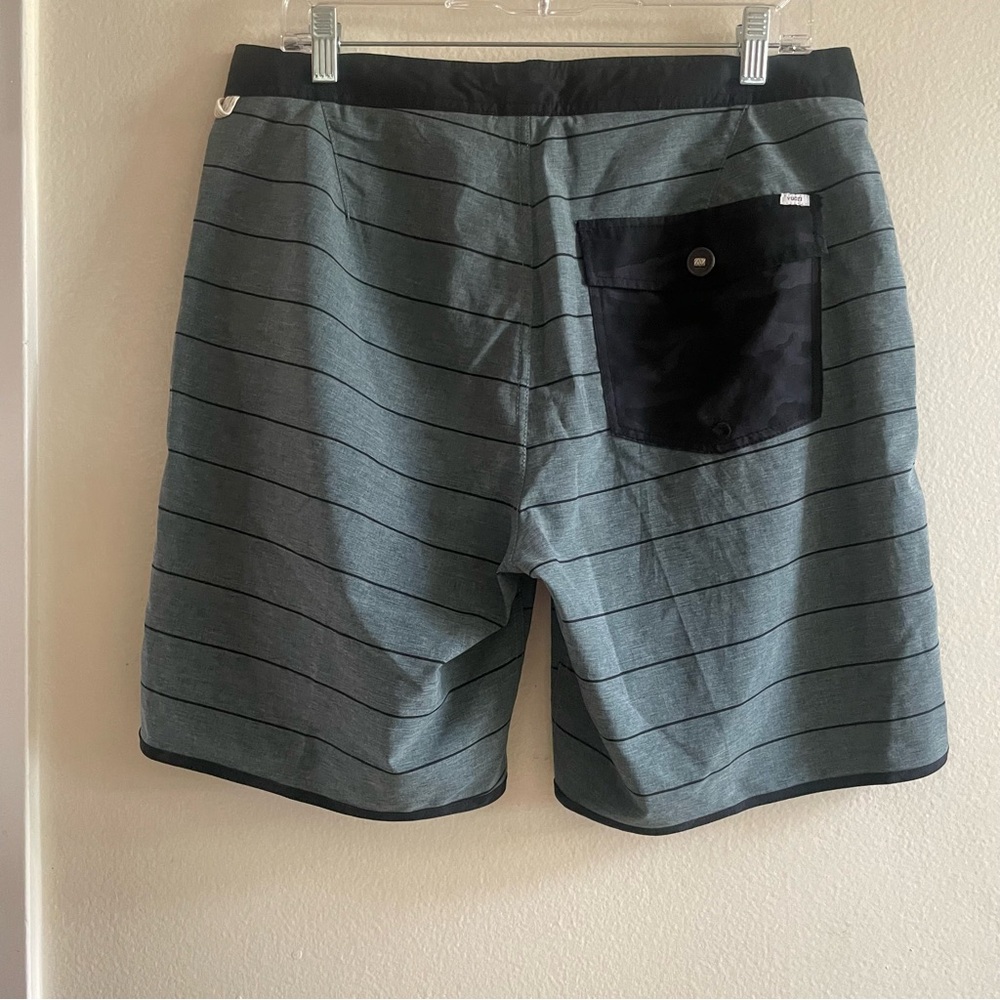 Vuori shorts size 32